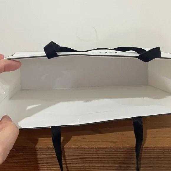 🦁 Chanel Gift Bag with elastic ribbon and two sheets of Chanel tissue - Picture 8 of 12